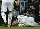 Jese Rodriguez z Realu Madrid leí na trávníku zranný bhem duelu se Schalke.