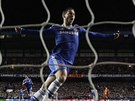 Eden Hazard z Chelsea slaví gól svého spoluhráe Samuela Eto'a.