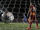 Samuel Eto'o (v modrém) slaví gól Chelsea proti Galatasaray.