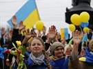 Demonstranti v Simferopolu zvedají ruce jako symbol referenda a vzpomínky na...