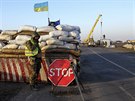 Ukrajinský voják na improvizovaném hraniním pechodu u vesnice Salkovo (10....
