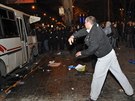 Proruský aktivista metá kameny po policejním autobusu a proukrajinskými...