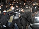 Policisté se od sebe snaí oddlit proruské a proukrajinské demonstranty...