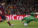 HVZDA V ANCI. Mí ped barcelonským Lionelem Messim vyráí Joe Hart, branká