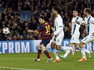 PRVNÍ GÓL ZÁPASU. Lionel Messi z Barcelony pekonává Joea Harta, brankáe