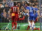 DRUHÝ GÓL CHELSEA. Zblízka doráí mí do brány Galatasaraye stoper Gary Cahill