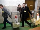lenové komise v Simferopolu po uzavení volební místnosti odnáejí urny plné