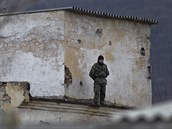 Ukrajinský voják na základně v Perevalném (19. března 2014)