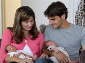 Roger Federer a jeho manželka Mirka na Facebooku ukázali svá dvojčata (7. srpna...