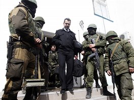 Maskovaní ozbrojenci vyvádí dstojníka ze sídla ukrajinského námonictva v...