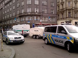 VIDEO: Václavské náměstí zavřela policie. Lupič nechal v bance kufřík s  bombou - Metro.cz