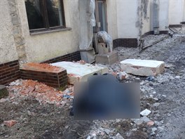 Zeď zavalila dělníka v Malém Poříčí na Náchodsku. (10. 3. 2014)