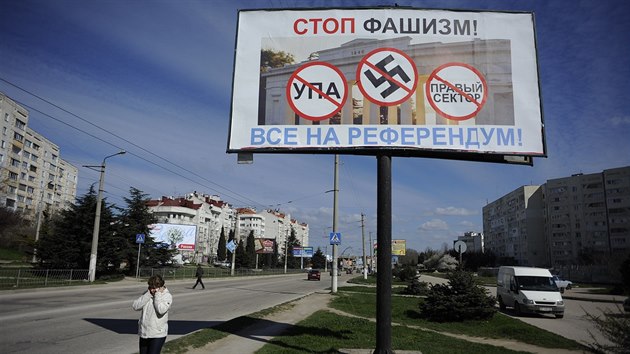 Zastavte faismus! Vichni k referendu! Billboardy vyzvajc obyvatele Krymu, aby hlasovali pro pipojen k Rusku. (12. bezna 2014)