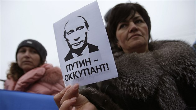 Putin je okupant. Demonstrace proti anexi Krymu v Sevastopolu (12. března 2014)