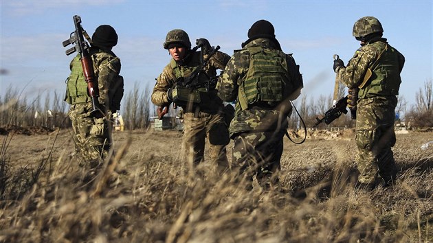 Ukrajinští vojáci v Chersonské oblasti na pomezí Krymu a Ukrajiny (17. března 2014)