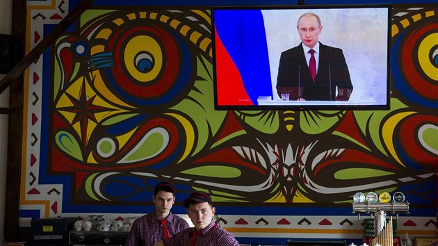 Projev Vladimira Putina sledovali i obyvatel Simferopolu (18. bezna 2014)