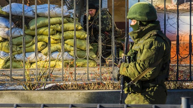 Ruští vojáci v Simferopolu (19. března 2014)