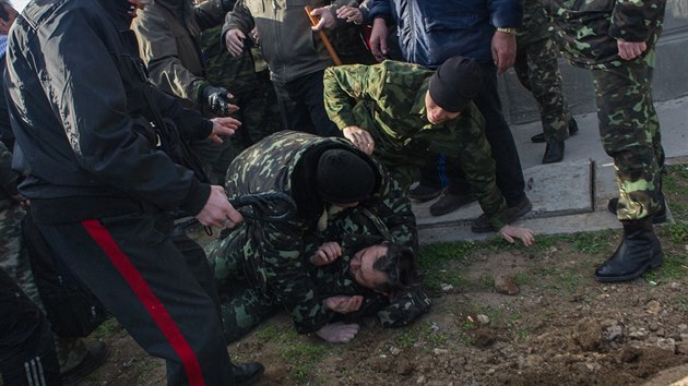 Hlavní štáb ukrajinského námořnictva v Sevastopolu obsadili Rusové (19. března 2014)