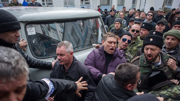 Hlavn tb ukrajinskho nmonictva v Sevastopolu obsadili Rusov (19. bezna 2014)