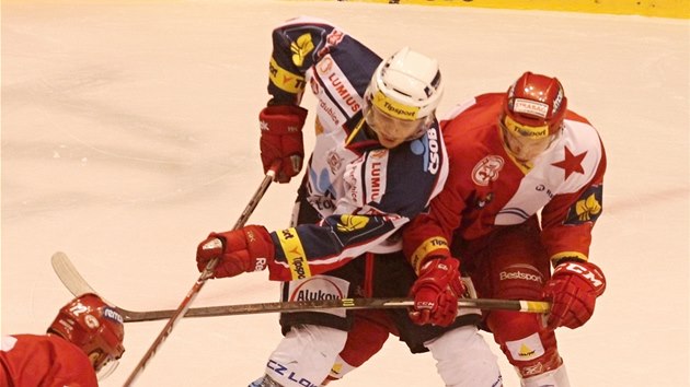 Rozhodující bitva o play-off mezi hokejisty Pardubic (bílá) a Slavie.