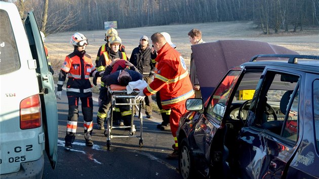 Nehoda ty aut zablokovala v ter rno frekventovanou silnici do Nejdku na Karlovarsku.