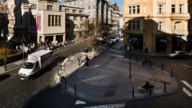 Jednm z vytipovanch kruhovch objezd v Praze, jeho sted by mohl bt osazen reklamou, je ten na kiovatce ulic Dun a irok na Starm Mst