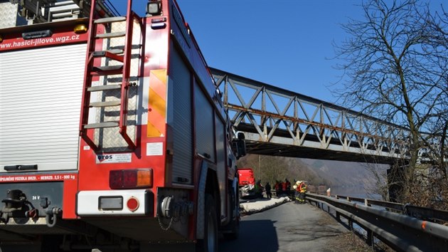 Kamion s návěsem se v Měchenicích u Prahy nevešel pod železniční viadukt (13.3.2014)