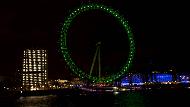 K projektu "Greening" ke svátku sv. Patrika se připojuje řada měst a památek. Na snímku London Eye