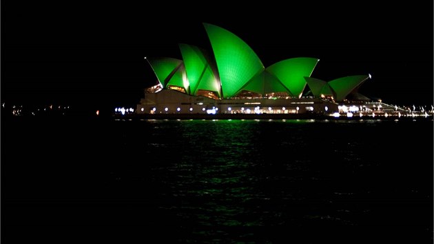 K projektu "Greening" ke svátku sv. Patrika se připojuje řada měst a památek. Na snímku opera v Sydney