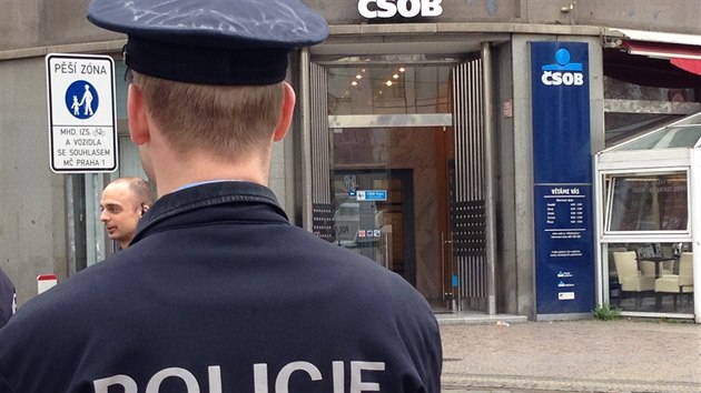 Kvůli možné výbušnině v pobočce banky policie uzavřela část Václavského náměstí, Jindřišskou a Vodičkovu ulici v Praze.