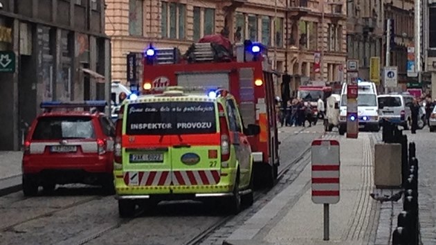 Kvůli možné výbušnině v pobočce banky policie uzavřela část Václavského náměstí, Jindřišskou a Vodičkovu ulici v Praze.