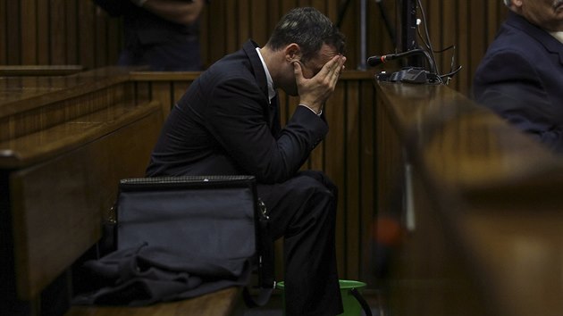 Oscar Pistorius poslouchá svědectví při soudním jednání v jihoafrické Pretorii (11.3.2014)