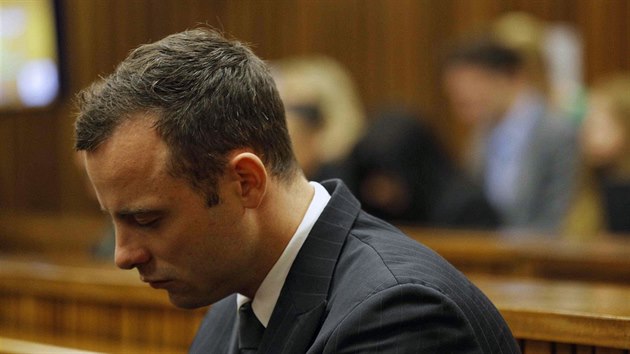Oscar Pistorius sedí na lavici obžalovaných při soudním jednání v jihoafrické Pretorii (11.3.2014)