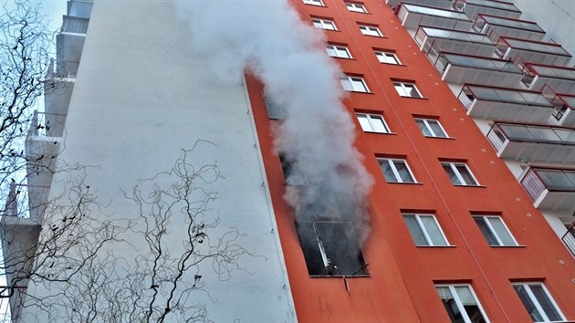 Požár v panelovém bytě v Prušánecké ulici v Brně zaměstnal zásahové složky. Škoda po požáru bytu ve druhém patře činí okolo 900 tisíc korun.