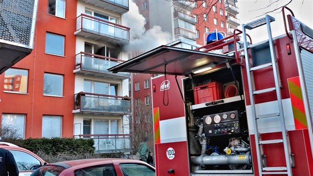 Požár v panelovém bytě v Prušánecké ulici v Brně zaměstnal zásahové složky. Škoda po požáru bytu ve druhém patře činí okolo 900 tisíc korun.