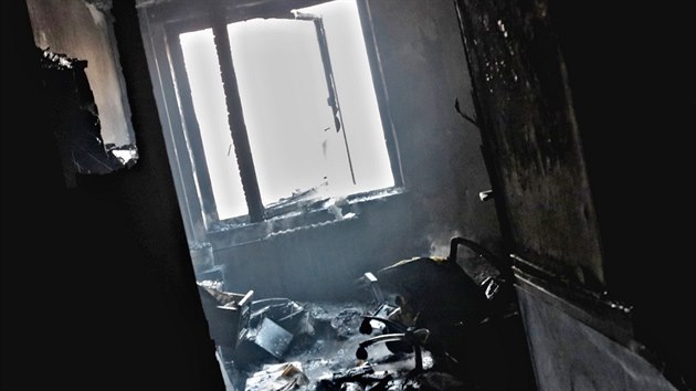 Nezbylo nic. Požár v panelovém bytě v Prušánecké ulici v Brně zaměstnal zásahové složky. Škoda po požáru bytu ve druhém patře činí okolo 900 tisíc korun.