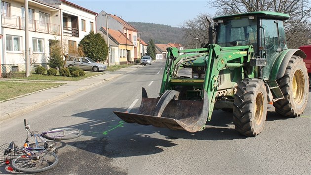 Nehoda traktoru a cyklisty v Radějově na Hodonínsku.