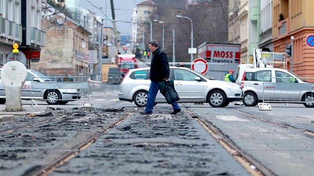 Už to vypuklo. Brněnská důležitá ulice Milady Horákové se bude rekonstruovat 15 měsíců. Opravy začaly 15. března 2014.