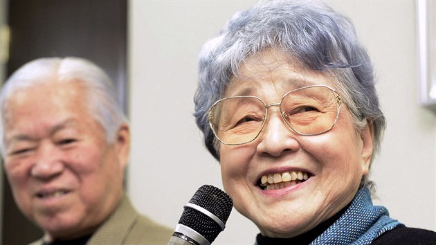 Rodie Megumi na tiskov konferenci po setkn se svou vnukou Kim.