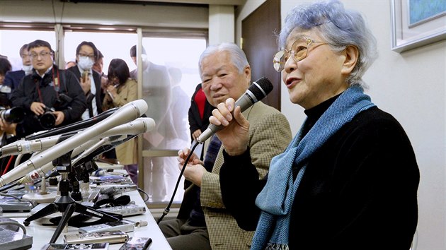 Rodie Megumi na tiskov konferenci po setkn se svou vnukou Kim.