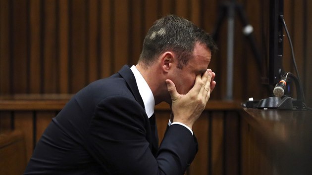 Oscar Pistorius bhem probhajcho soudu v JAR (19. bezna)