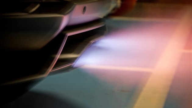 Lamborghini Aventador plivalo oheň z výfuků.