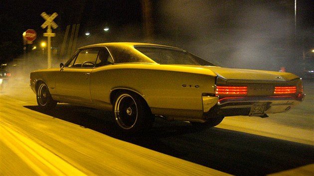 Fotografie z naten filmu Need for Speed (Pontiac GTO a Chevrolet Camaro SS)
