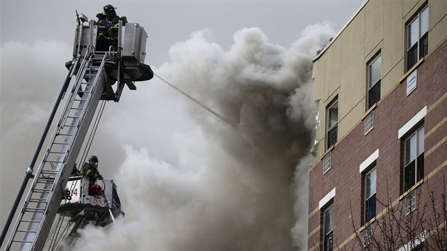 Newyorskou tvr Harlem zavalil krtce po explozi siln ern dm (12. bezna 2014)