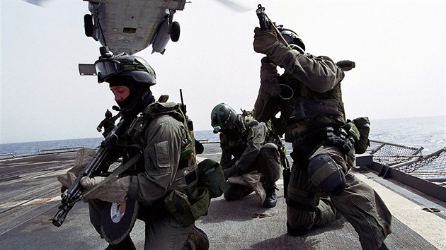 Írán tvrdí, že zaútočil na americkou výsadkovou loď, donutil ji ustoupit