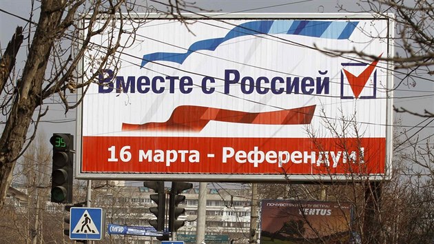 V Simferopolu se objevily dal billboardy ped referendem, kter se na Krymu bude konat 16. bezna. Je na nich npis: Spolen s Ruskem.