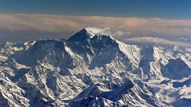 Vrcholem nejvy hory svta Mount Everestu prochz hranice mezi nou a Neplem.