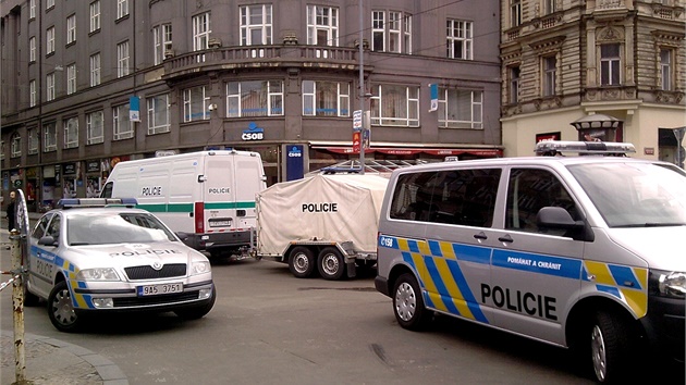 Policie kvli údajné bomb uzavela ást Václavského námstí.