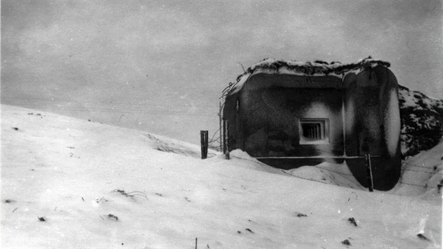 Německé jednotky na svém postupu míjí zasněžené pevnůstky vnitrozemských linií lehkého opevnění, jako např. zde u Velešína v jižních Čechách. Sněhem zaváté střílny řopíků však mlčí. Stejně jako v říjnu 1938.
