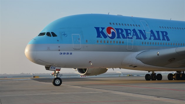 Letadlo Airbus A380 Korean Airlines registrace HL7614 na ruzyňském letišti 14. 3. 2014